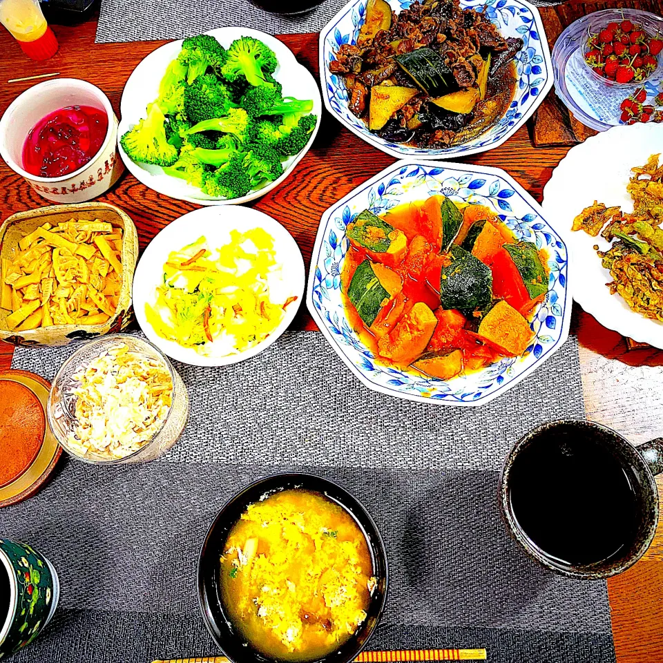 南瓜の煮物、茹でブロッコリー、茄子と豚肉の味噌煮、かき揚げ、常備菜、漬物、|yakinasuさん