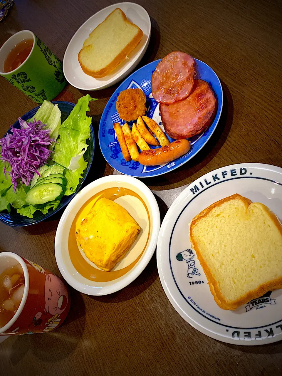 ビール酵母パンのサンドイッチ🍞🥬🥩　ハムソテー　ソーセージソテー　フライドポテト　バーベキューシーズニング　フライドチキン　卵焼き　レタス　紫キャベツ　きゅうり　ほうじ茶|ch＊K*∀o(^^*)♪さん