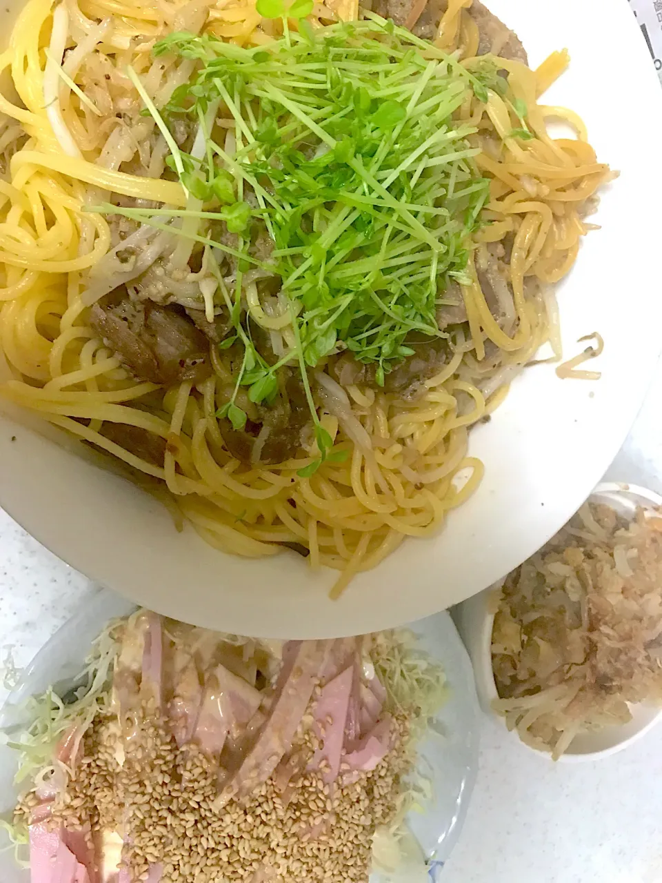 ハラミのハーブ焼きパスタ、おからとモヤシツナの高菜炒め、ゴマだれサラダ|まみみさん