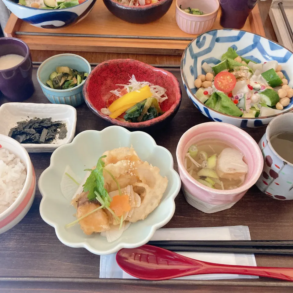 Snapdishの料理写真:海老の天ぷらと菊芋・山芋まんじゅう🍤　ニラ・卵・豆腐の柚子こしょうゴマサラダ鶏肉のタンドリー炙り🔥|ちゃみこさん