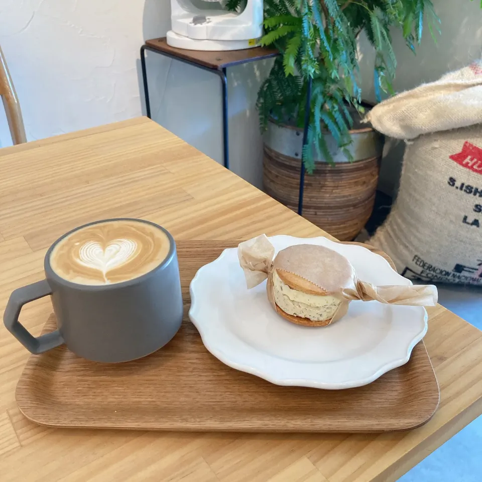 Snapdishの料理写真:アールグレイとオレンジのバターサンドとカフェラテ🍊☕️|ちゃみこさん