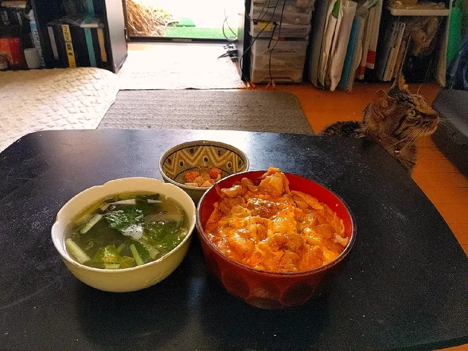 夜勤明けキムチ親子丼（シンプルな食材で今回もキムチ味に次何味にしようかな?!）・自家製糠漬・ワカメと小松菜さっぱりスープ|Tarou  Masayukiさん