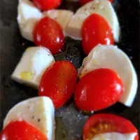 Snapdishの料理写真:トマトモッツァレラ🍅|さぶさん