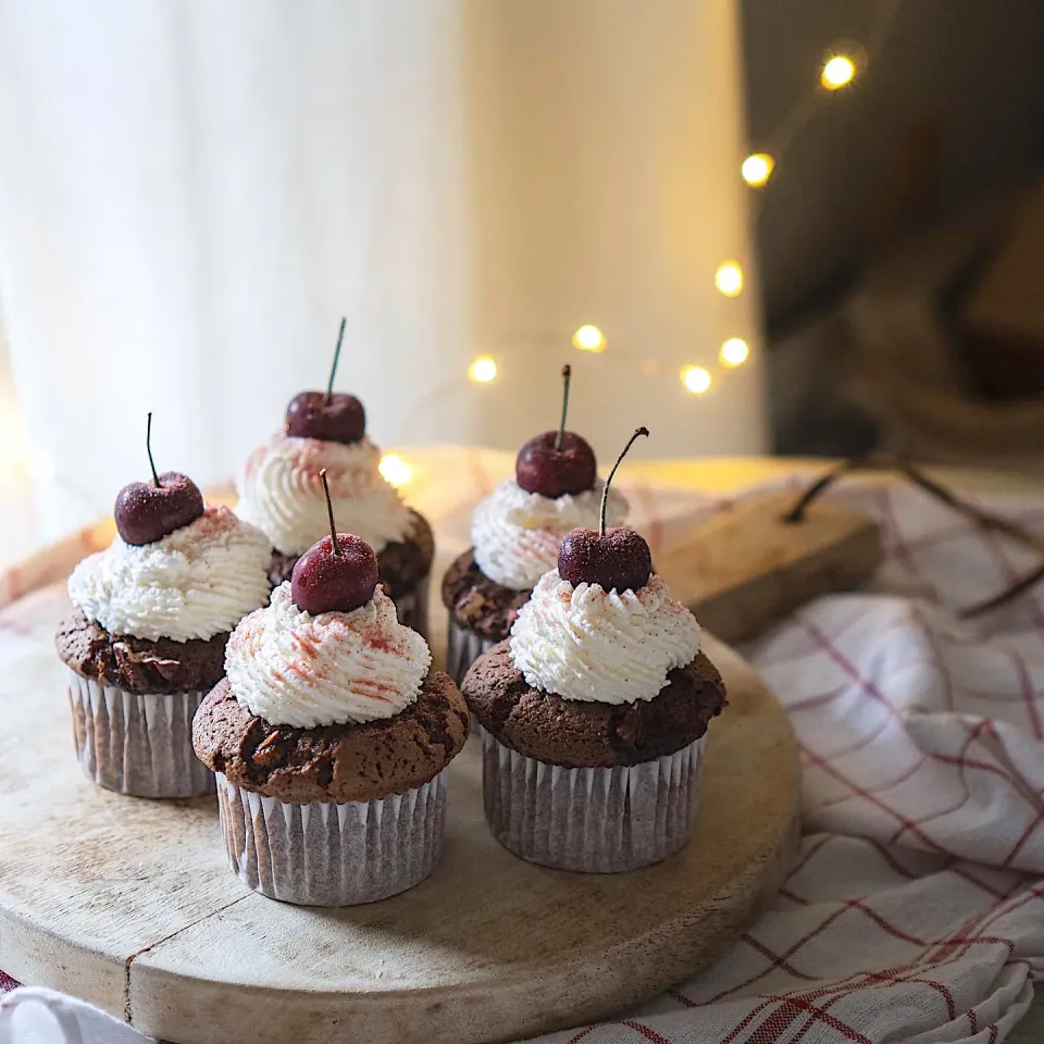 Snapdishの料理写真:アメリカンチェリーとチョコのカップケーキ|kayokoさん