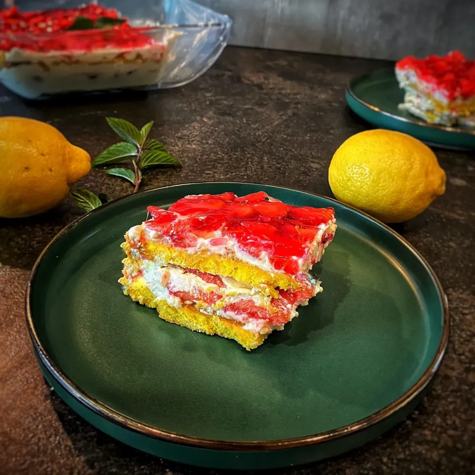 Snapdishの料理写真:Easy Strawberry Tiramisu with Lemon Jam and Summer Vibes|foodnerdrockstarさん