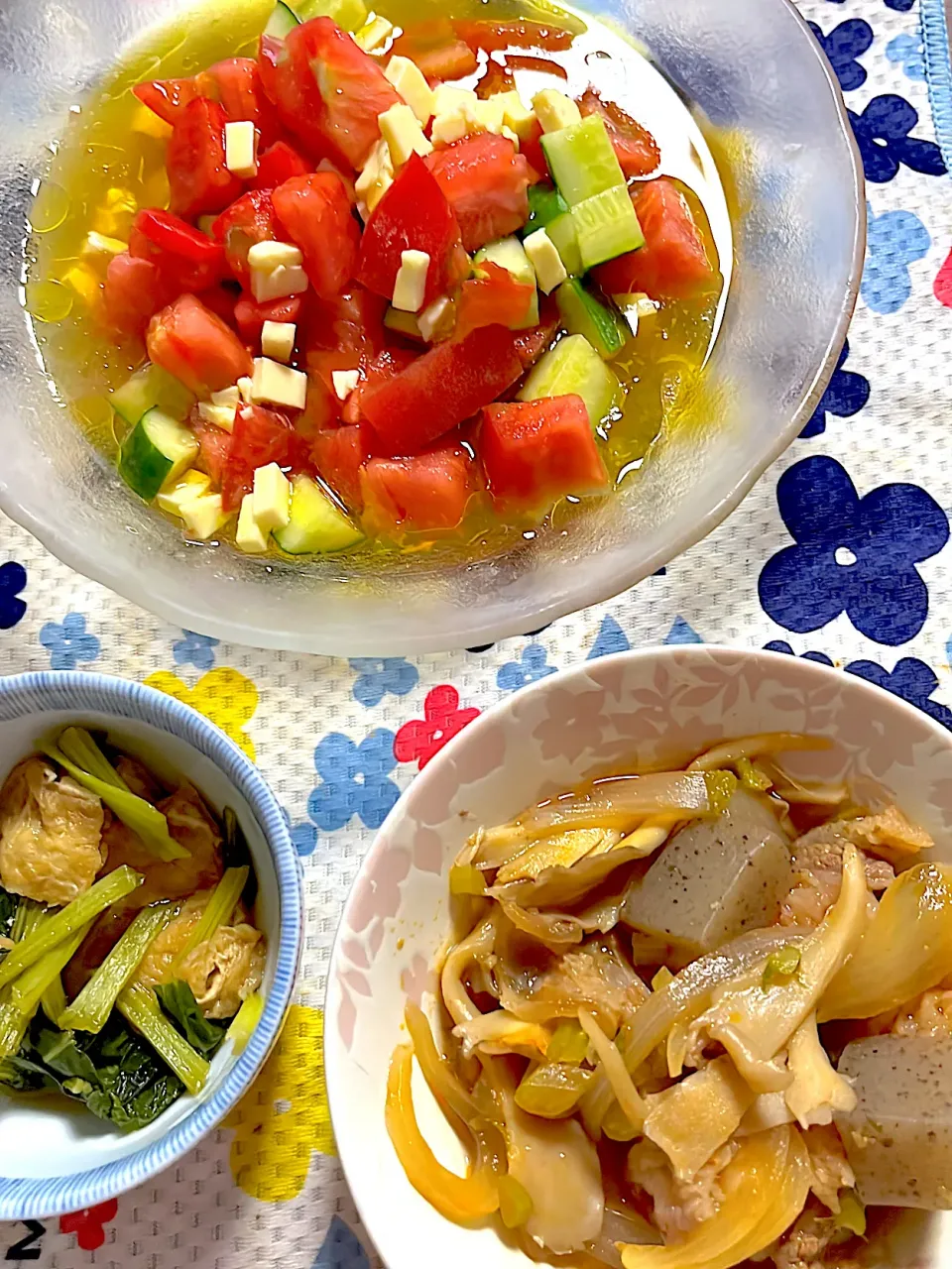 牛すじ肉の甘辛煮　小松菜の煮浸し　トマト🍅サラダ🥒|4jinoanataさん