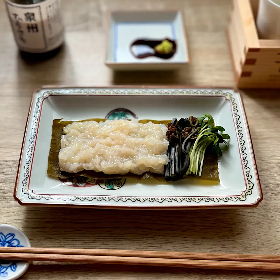 イチロッタさんの料理 ケンサキイカとカイワレの昆布締め✨✨✨こいつは日本酒やな！『雁木』無濾過生原酒あたりで如何かな。😋 に、わらびの昆布締めを添えました|まる(丸大豆)さん