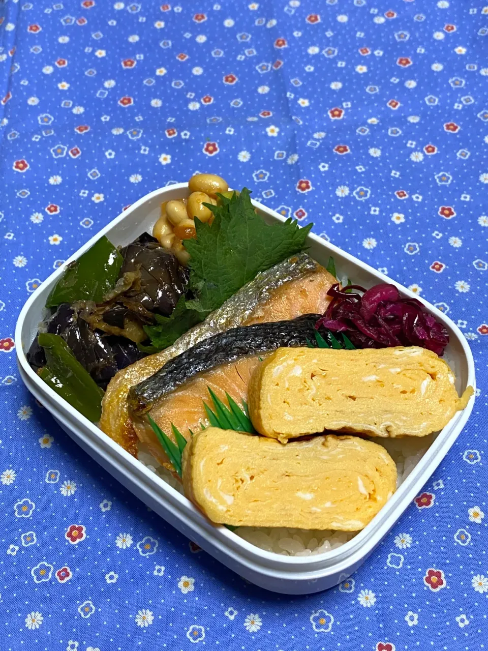 息子のお弁当(のっけ弁～強制…お鉄火😁)|かあたんさん