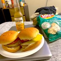 Turkey hamburgers with chips and a beers
