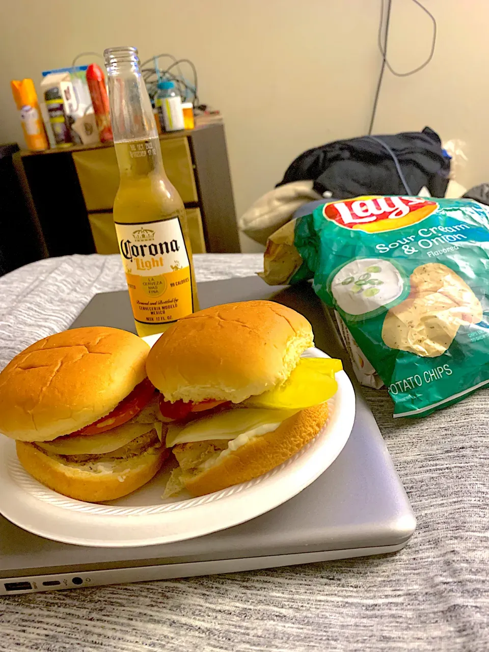 Turkey hamburgers with chips and a beers|Kareem Boogieさん