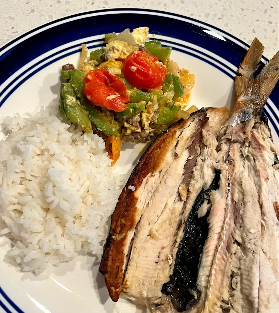 Smoked milkfish, ampalayaconcarne sautéed bitter-melon with onions, garlic, tomatoes and egg 😍|🌺IAnneさん