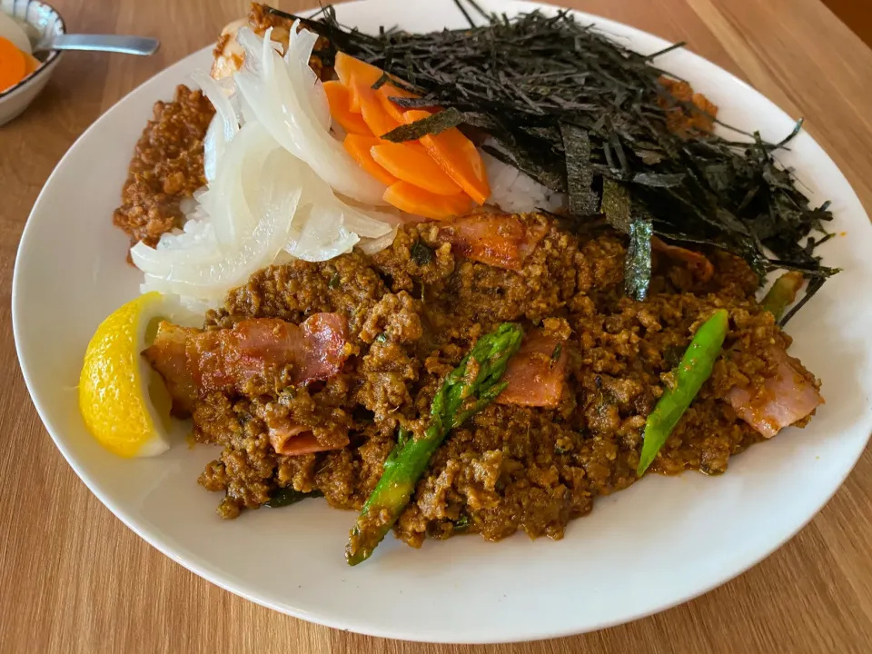 本日のランチは、キーマ8(アスパラベーコン)と極辛キーマクラシックのりだくのあいがけ🔥🍛、味玉トッピング🥚ピクルスマシマシ🥒|buhizouさん