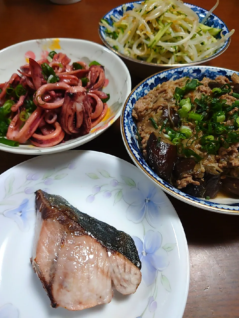 Snapdishの料理写真:ぶりの塩焼き
挽き肉と茄子の煮浸し
スルメイカバター焼き
もやしサラダ|ぱやさん