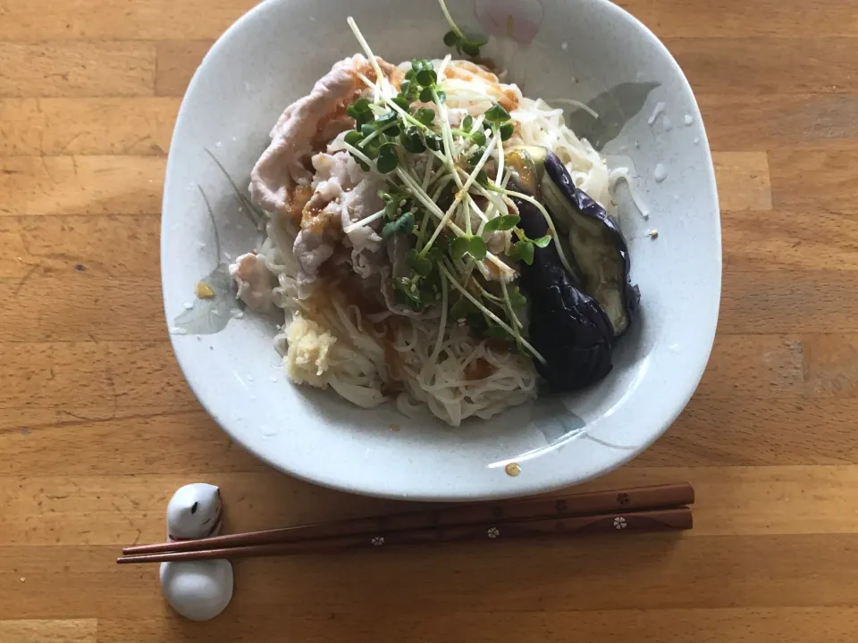 Snapdishの料理写真:お昼ご飯🎵豚しゃぶと茄子のぶっかけそうめん|kiyominさん