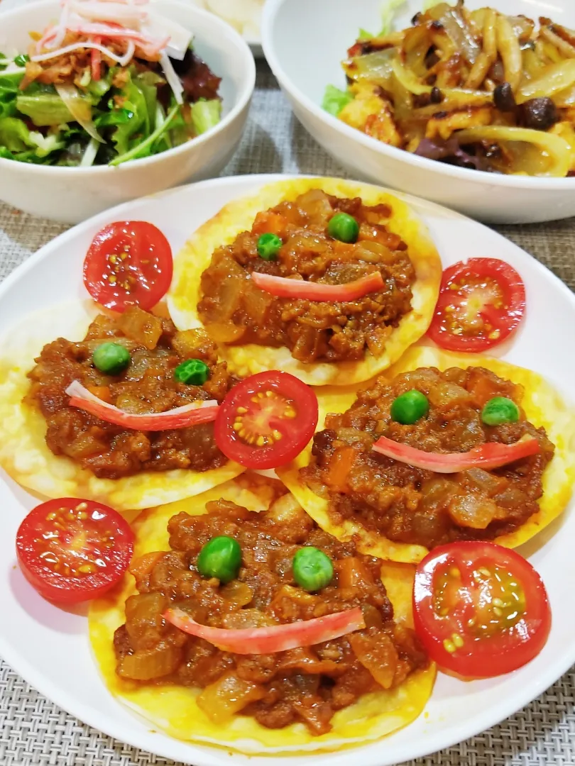 餃子の皮でひと口キーマカレー

平日のためにキーマカレーを大量に作っちゃいました。
キーマカレーの水分には隠し味として野菜ジュースを使っています。
晩ごはんでは、餃子の皮にそのキーマカレーをのせてフライパンで焼きました。
これで、ビールにピッタシのおつまみの出来上がりです。
顔にする必要はなかったカナ。|Rピージャーさん