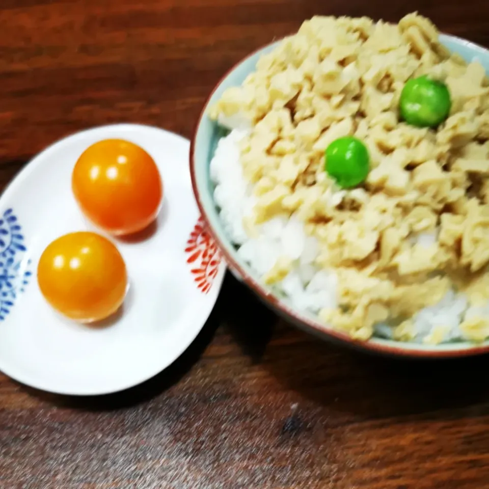 Snapdishの料理写真:高野豆腐のそぼろ丼👌グ〜です😀|ペンギンさん