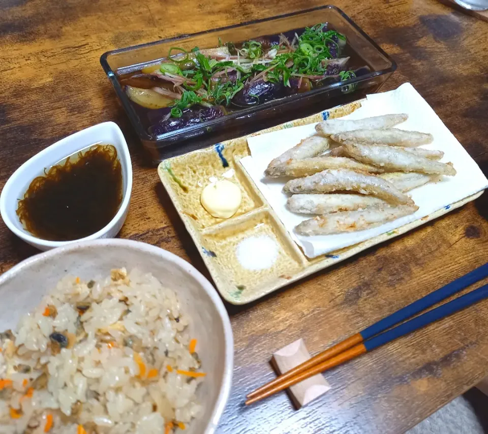 Snapdishの料理写真:・わかさぎの唐揚げ
・茄子の揚げ浸し
・しじみの炊き込みご飯
・もずく酢
・麩とわかめのみそ汁|ちりさん