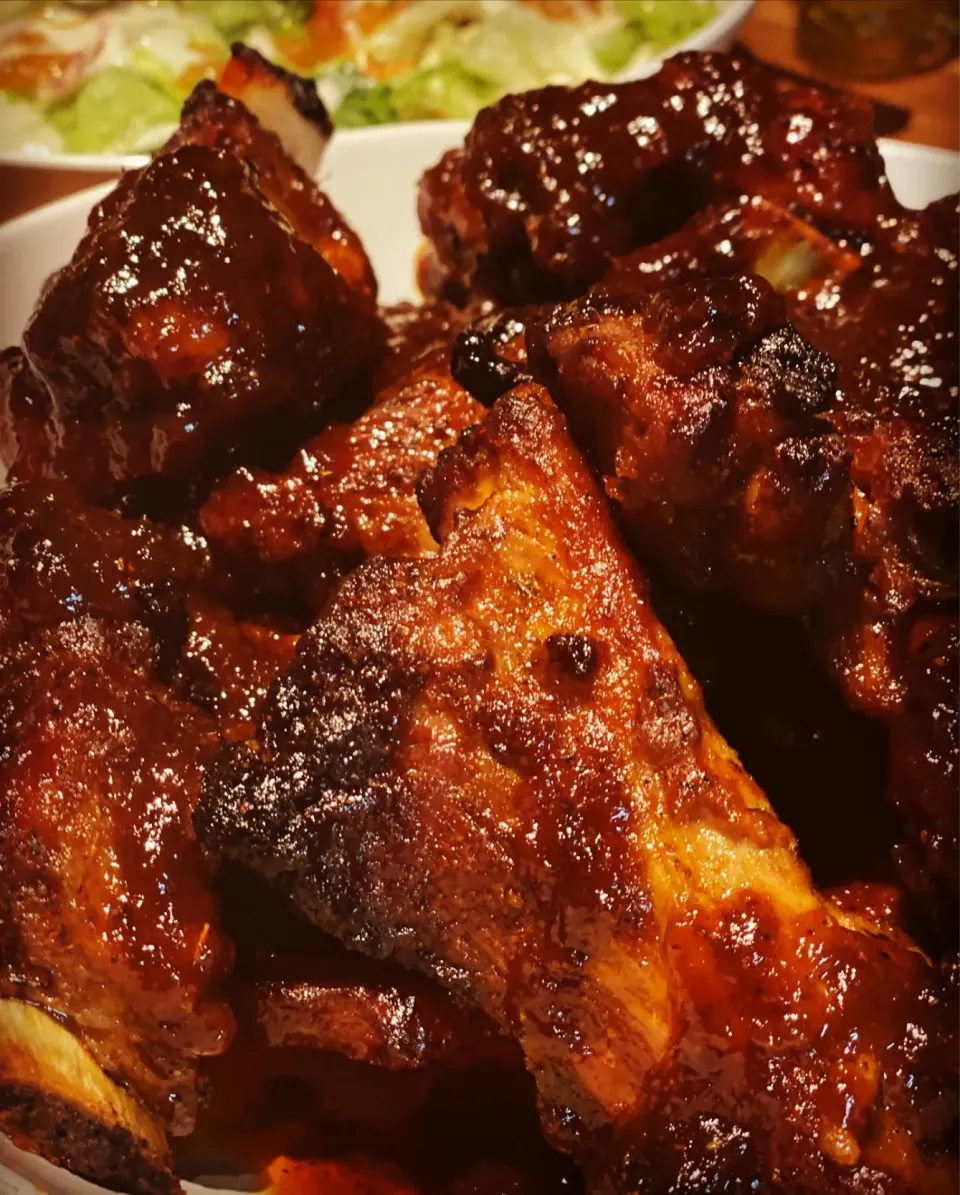 Dinner ! Dinner ! 
Spicy BBQ Ribs with my own Cajun Spice mixed with My Friend Gary Moore BBQ Sauce 
With a Mixed Feta & Mozzarella Cheese Salad 
#BBQ #porkribs|Emanuel Hayashiさん