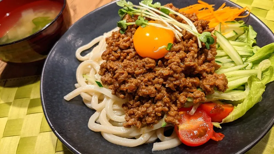 とろーり卵のせ温かいジャージャーうどん|まみさん