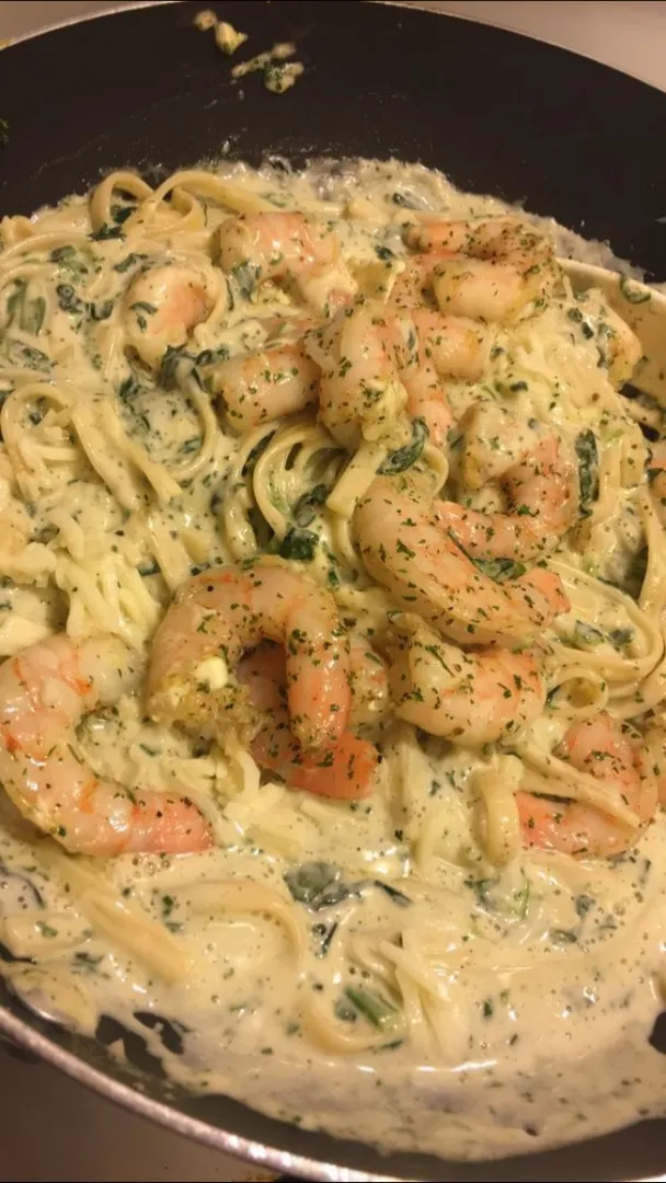 creamy garlic prawn pasta|maryam raheelさん