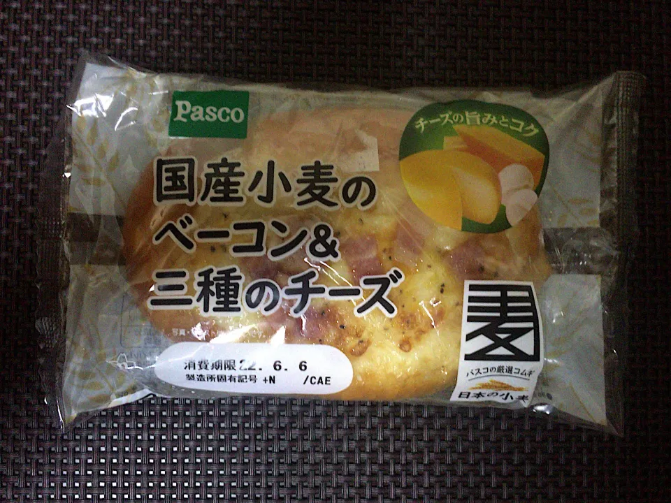 Pasco 国産小麦のベーコン&三種のチーズ|ばーさんさん