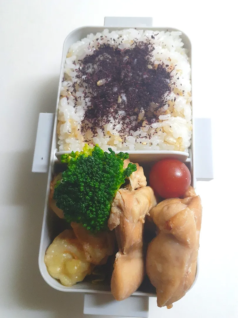 ☆中学生弁当☆ぎゅうぎゅう詰めや(笑)玄米入りゆかりごはん、金平牛蒡、鶏照焼、竹輪カレー揚げ、ミニトマト、ブロッコリー|ｼｮｺﾗさん