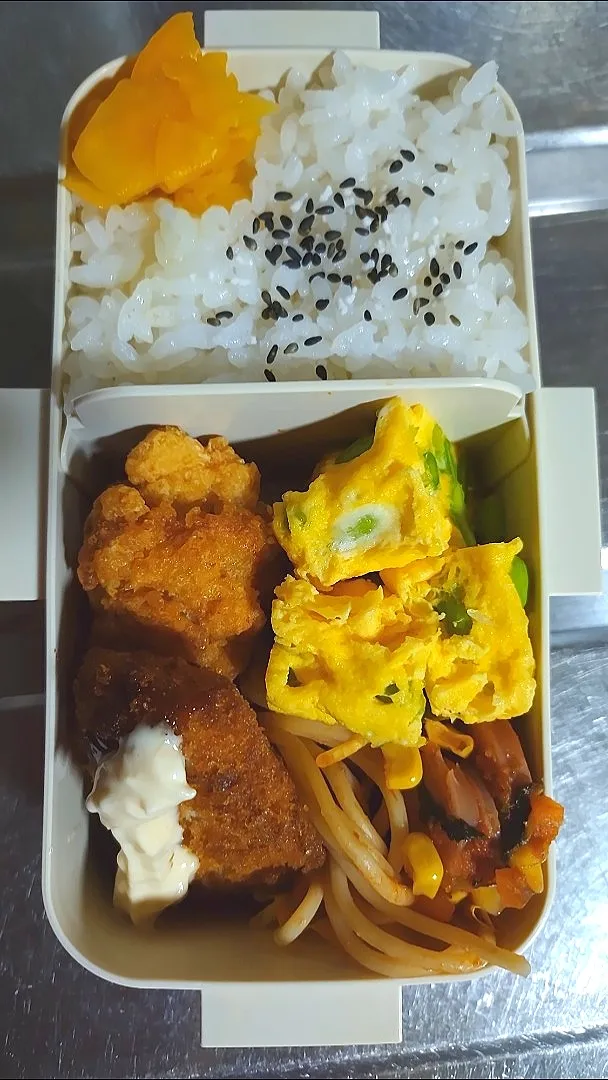 旦那弁当　2022/6/6

白身魚のフライ
鶏の竜田揚げ
エダマメの玉子焼き
ナポリタン|ユキヨメ♪さん