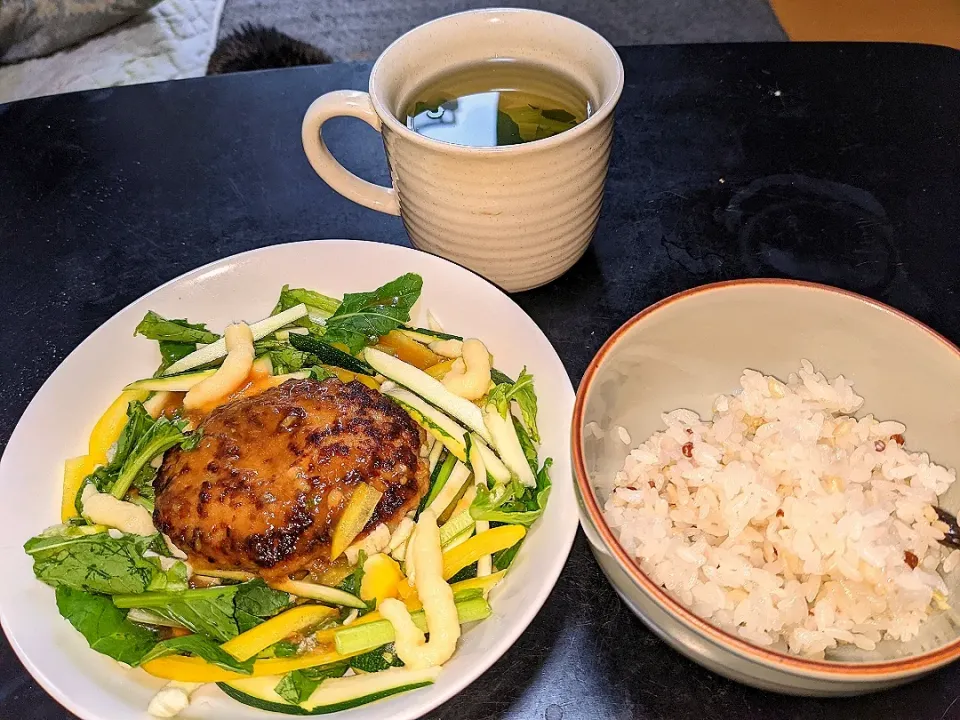 ☔の夜勤明けはソースだけ手作り（梅肉・おろし生姜・砂糖・塩・酢・醤油）夏野菜のさっぱり和風ハンバーグハンバーグはセブンの冷凍|Tarou  Masayukiさん