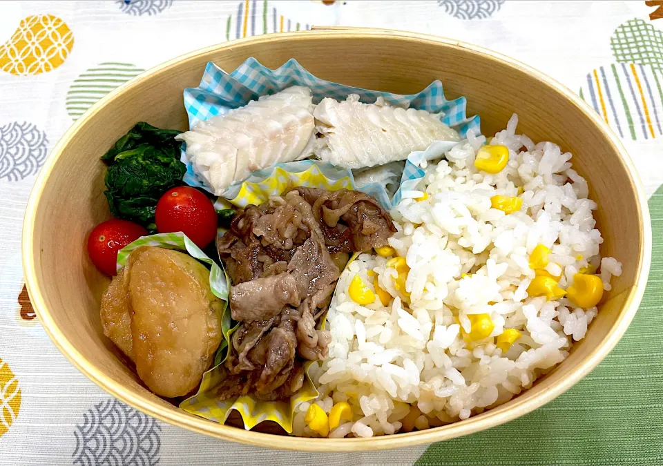 トロホッケ、焼肉、じゃがいも煮付け、ホウレンソウおひたしととうもろこしご飯🍱|なお🅿️さん