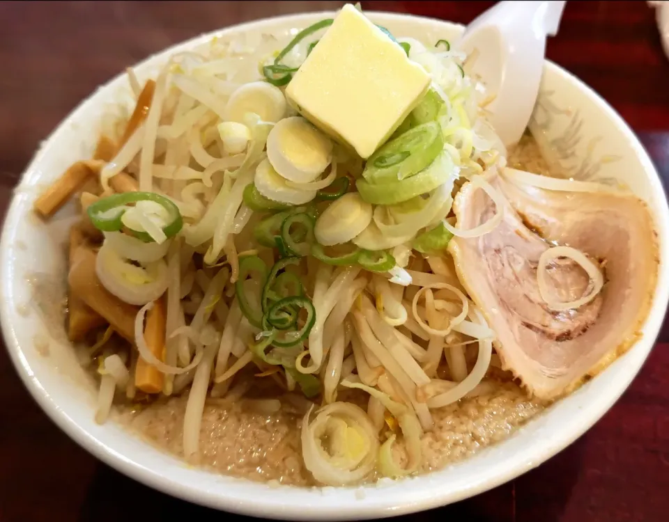 モヤシ醤油ラーメンにバタートッピング|哲さん