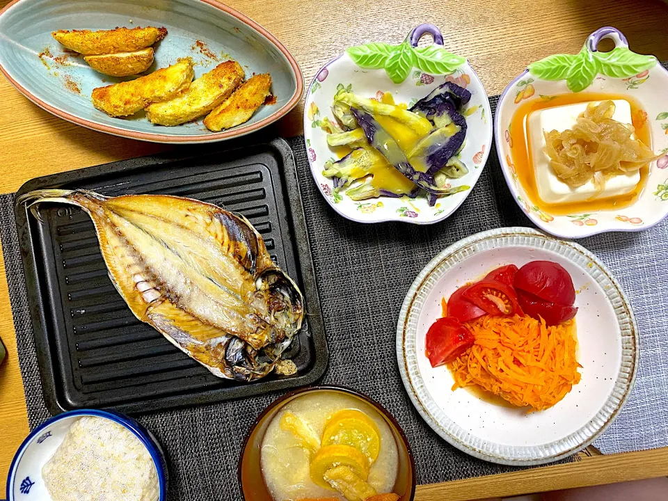 鯵の干物🐟、祖父の新玉ドレッシング冷奴🧅、オーブンチーズポテト🥔、にんじんラペ🥕、ナスの酢味噌あえ🍆、ズッキーニの味噌汁|1614さん