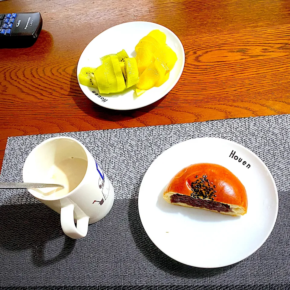 6月 6日  朝ごはん  あんぱん、カフェオレ、グリーンキウイとイエローキウイ|yakinasuさん