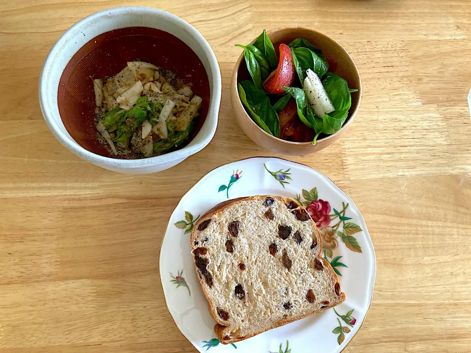 Snapdishの料理写真:朝ごパン💗朝焼きぶどう食パン🍞、バジルとトマトのサラダ、大根とししとうの塩きんぴら|さくたえさん