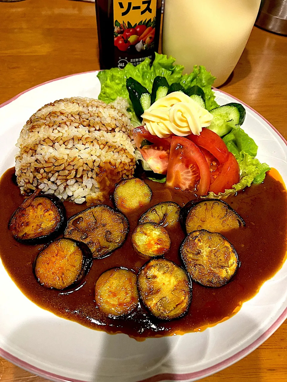 ソースはご飯の方にかける派です #夕飯　One-Plate Dish(ロウカット玄米茄子カレーライスきゅうりレタス添え)|ms903さん