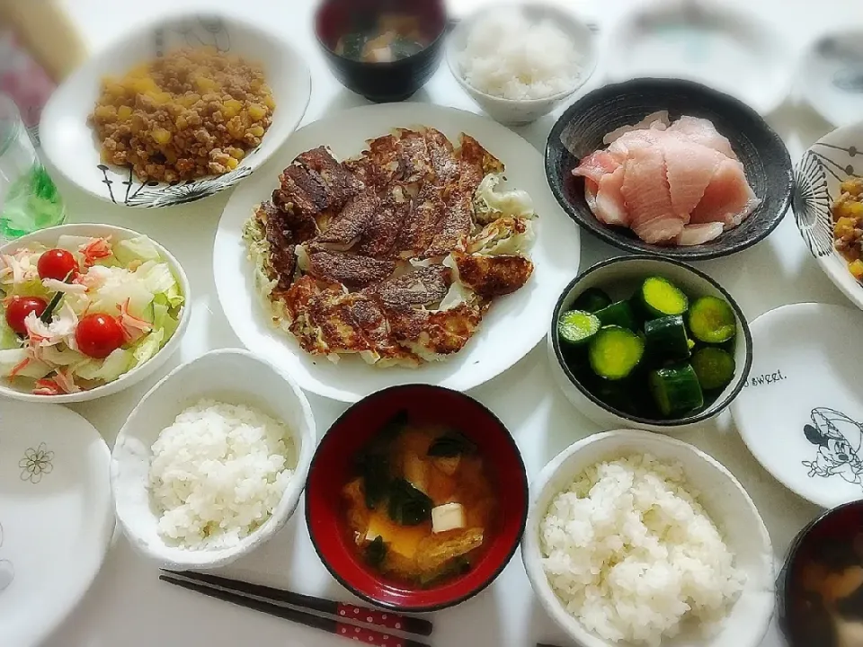 Snapdishの料理写真:夕食(*^^*)
しそ餃子🥟
マグロ刺身
じゃがいものそぼろ煮
きゅうりの漬け物
お味噌汁(ほうれん草、豆腐、油揚げ)|プリン☆さん