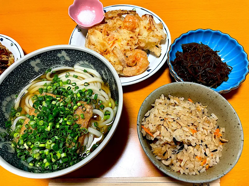 香川のかけうどん🌟新玉ねぎと海老のかき揚げ🌟もずく酢🌟五目炊き込みごはん|まり＊さん