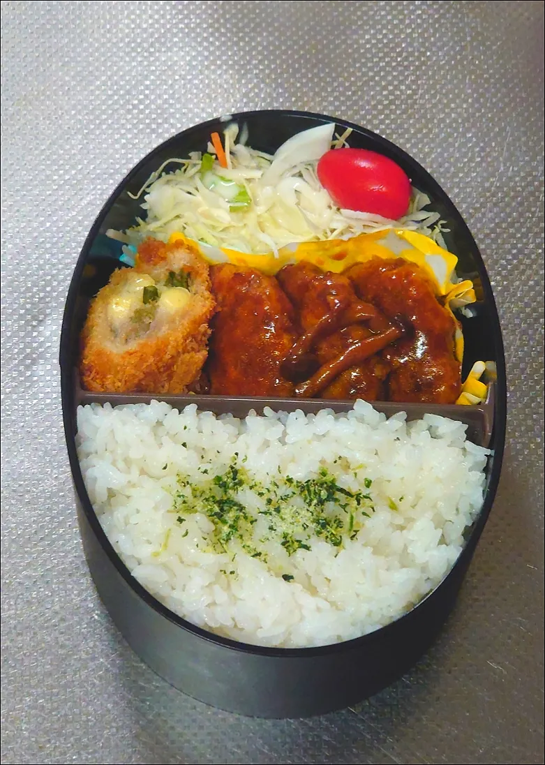 煮込みハンバーグとアスパラチーズフライ弁当|黒川克博さん