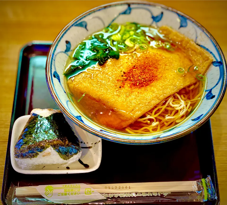 Snapdishの料理写真:たぬき蕎麦（大阪呼称）とシャケおにぎり|にゃあ（芸名）さん