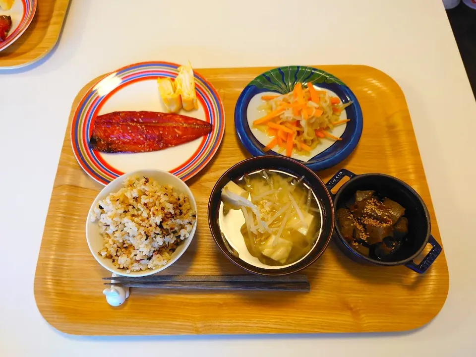 今日の夕食　さばのみりん干し、切り干し大根煮物、塩麹卵焼き、こんにゃくのめんつゆ炒め、玄米、もやしと高野豆腐の味噌汁|pinknari🐰🌈さん