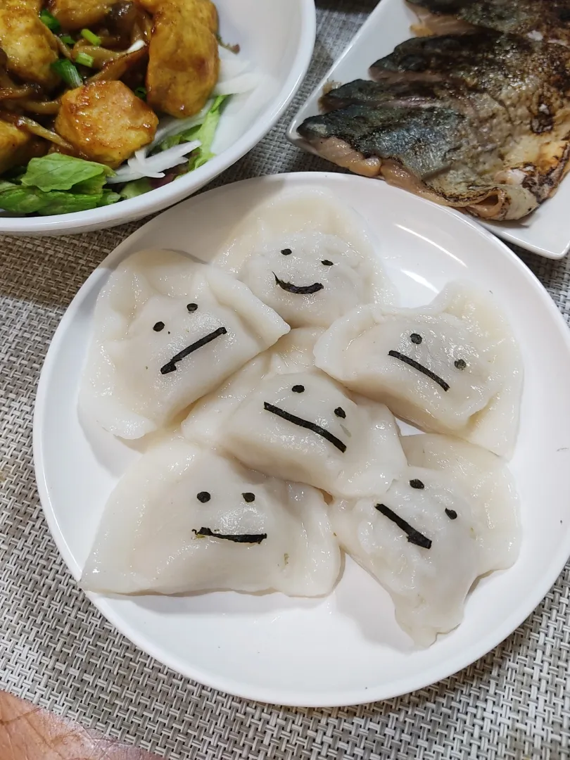 Snapdishの料理写真:もちもちツルンの水餃子

梅雨でムシムシするので、冷たい水餃子を作ってみました。
喉越しツルンと食べやすくって、さっぱりしますー。
興味なさそな顔たちを見ると、より食欲がそそられます。|Rピージャーさん