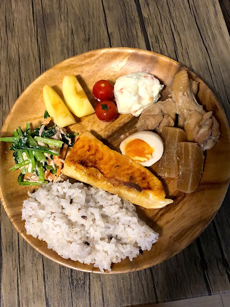 塩焼きハラス　手羽元と大根のほろほろ煮　煮卵　小松菜と人参のツナマヨ和え　ポテサラ　りんご　五穀米|そのみさん