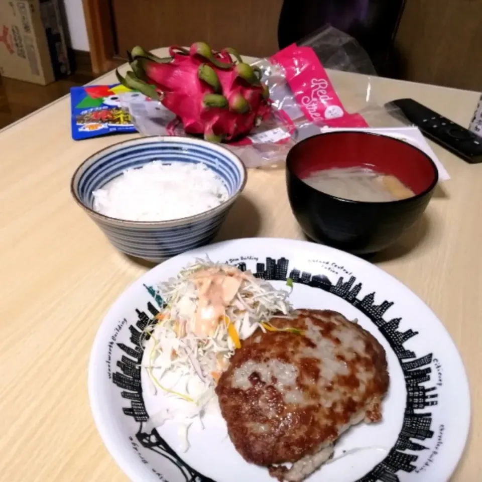 豚ひき肉かたまり焼き定食と
ドラゴンフルーツ。|ariyo4200さん