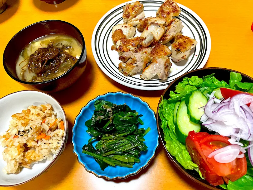 ほりにしチキン🌟モズクのお味噌汁🌟ほうれん草おひたし🌟五目炊き込みご飯🌟サラダ|まり＊さん