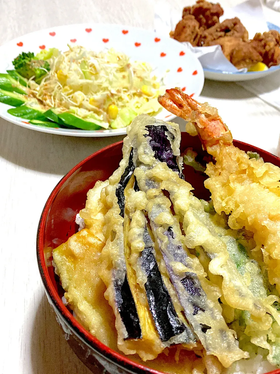 疲れた日のお惣菜天丼、残りものサラダ、唐揚げ|Ayaさん