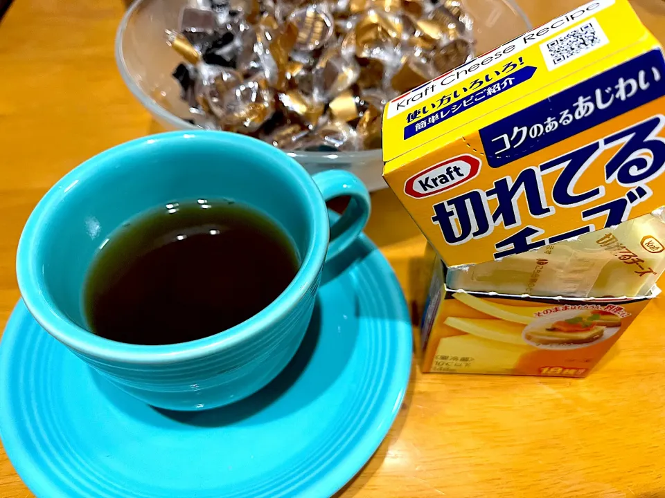 海外ドラマ メンタリスト シーズン5 を観ながら #夜おやつ　薄しぃコーヒー、切れてるチーズとチョコの混ぜ食い|ms903さん