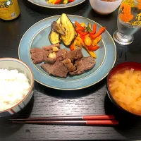 Snapdishの料理写真:ステーキ定食|りっぴーさん