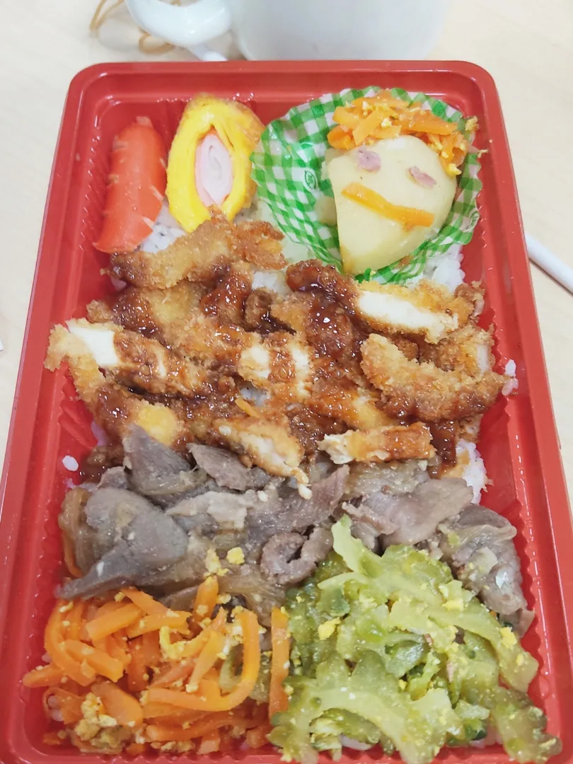 名護市豊原の320円弁当

400円だと、お腹いっぱい。
350円だと、腹9分目。
320円だと、腹8分目。
ちょっと少ないくらいで我慢しなくっちゃと思います。
今回は、じゃがいもにへたっぴなキャラを描きました。
次回からキャラを描くのための海苔を携帯しようかな。|Rピージャーさん