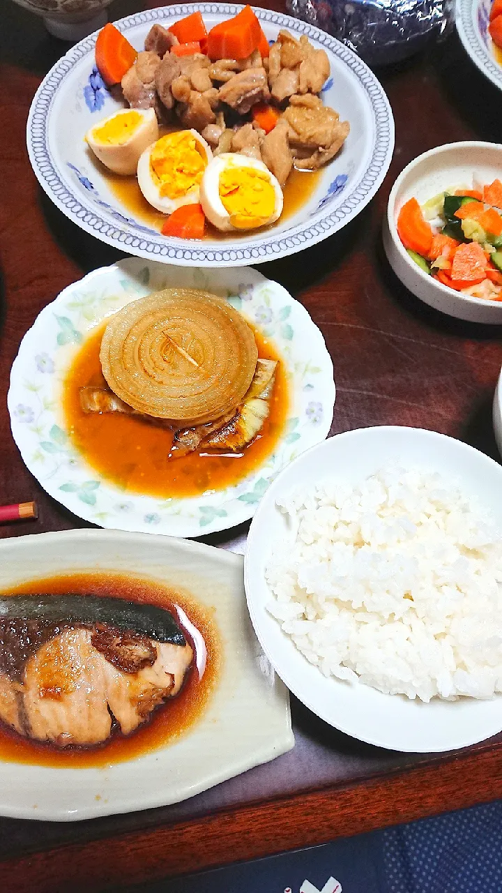 Snapdishの料理写真:今日のお昼(20220608)
ブリの照り焼き、鶏肉のさっぱり煮、新玉ねぎのステーキ|のばーきさん