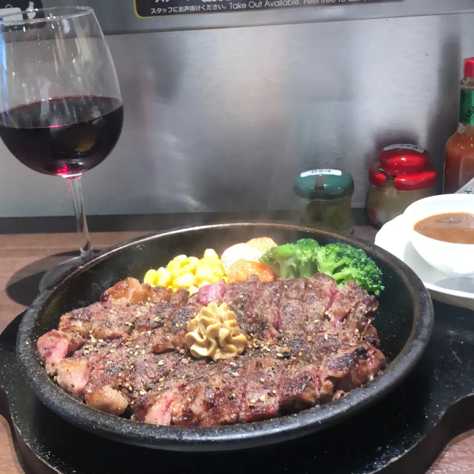 Snapdishの料理写真:ダイヤモンド特典の　ワイルドステーキ300gとトッピングワイルドステーキ100g SGカードでカレーソース、ワインフェアでグラスワイン　特典のワイン　で。　＃いきなりステーキイトウヨーカドー小杉店|Hajime Sakaiさん