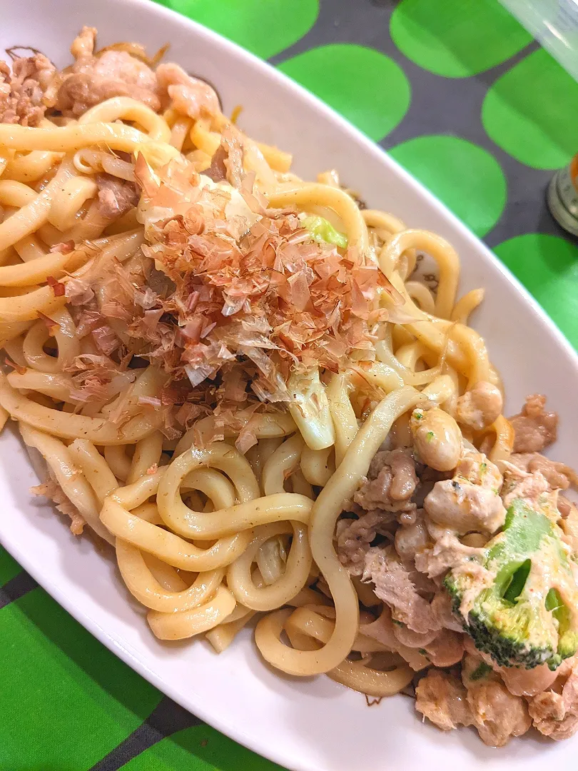 焼きうどん・大豆とブロッコリーパクチーマヨサラダ乗せ～ワンプレート～|チョコさん